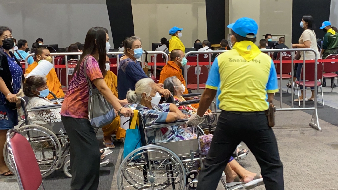 อบอุ่น บรรยากาศลูกพาแม่ไปฉีดวัคซีนซิโนฟาร์มของ รพ.เทพรัตน์