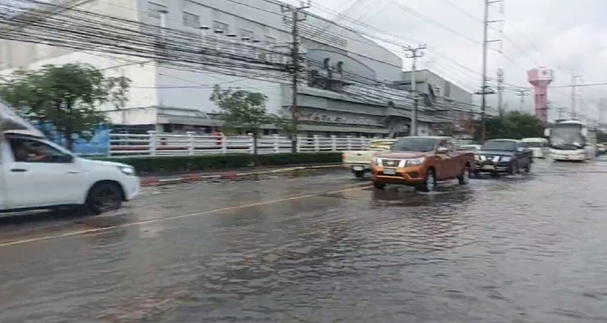 เช็กเลย นิคมอุตสาหกรรมบางปู น้ำท่วมเริ่มลดแล้ว รถยนต์เล็กวิ่งได้