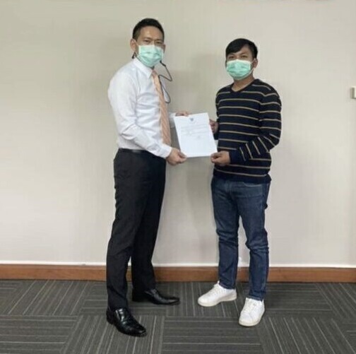 คิง ก่อนบ่าย เข้ารับตำแหน่งที่ปรึกษา​กิตติมศักดิ์​ นายกเทศมนตรีเทศบาลเมืองประจวบคีรี​ขันธ์​ 