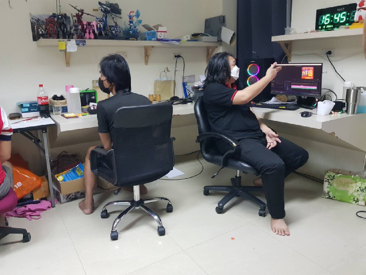 บุกจับแอดมินเว็บพนันออนไลน์  ขณะบริการลูกค้าหน้าจอคอมพิวเตอร์