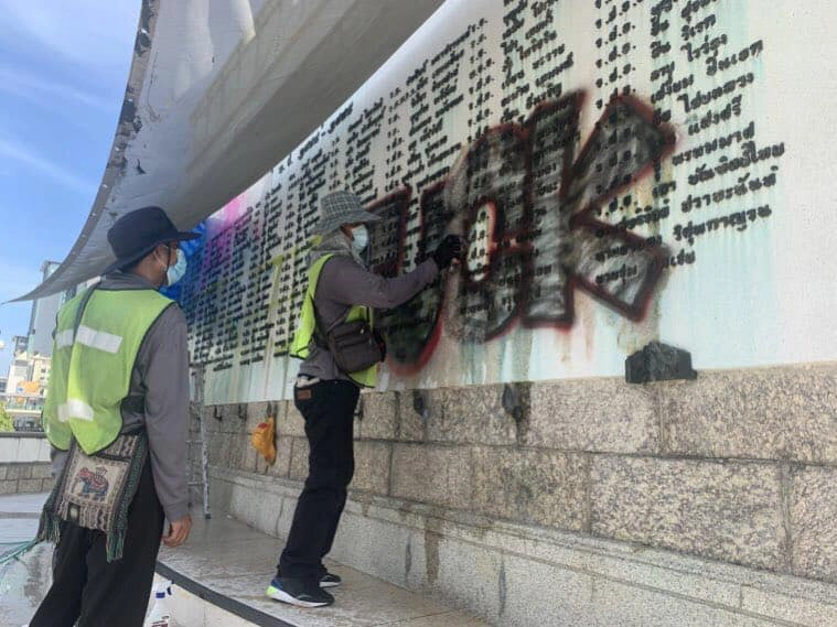 สภาพอนุสาวรีย์ชัยฯ ที่ถูกพ่นสี ทำลาย