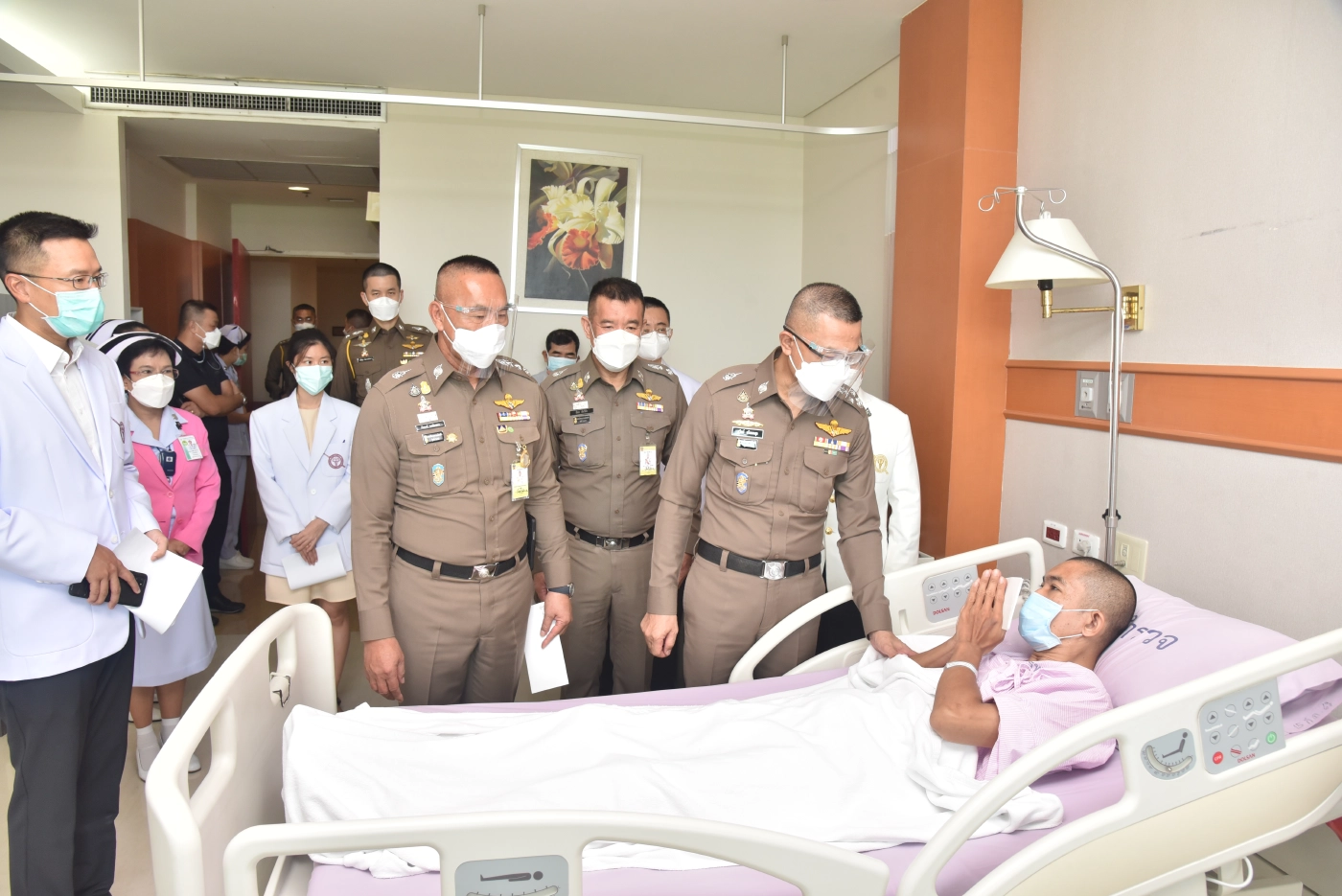 ผบ.ตร.เยี่ยมตำรวจบาดเจ็บชุมนุม ขอรักษากติกาสังคม