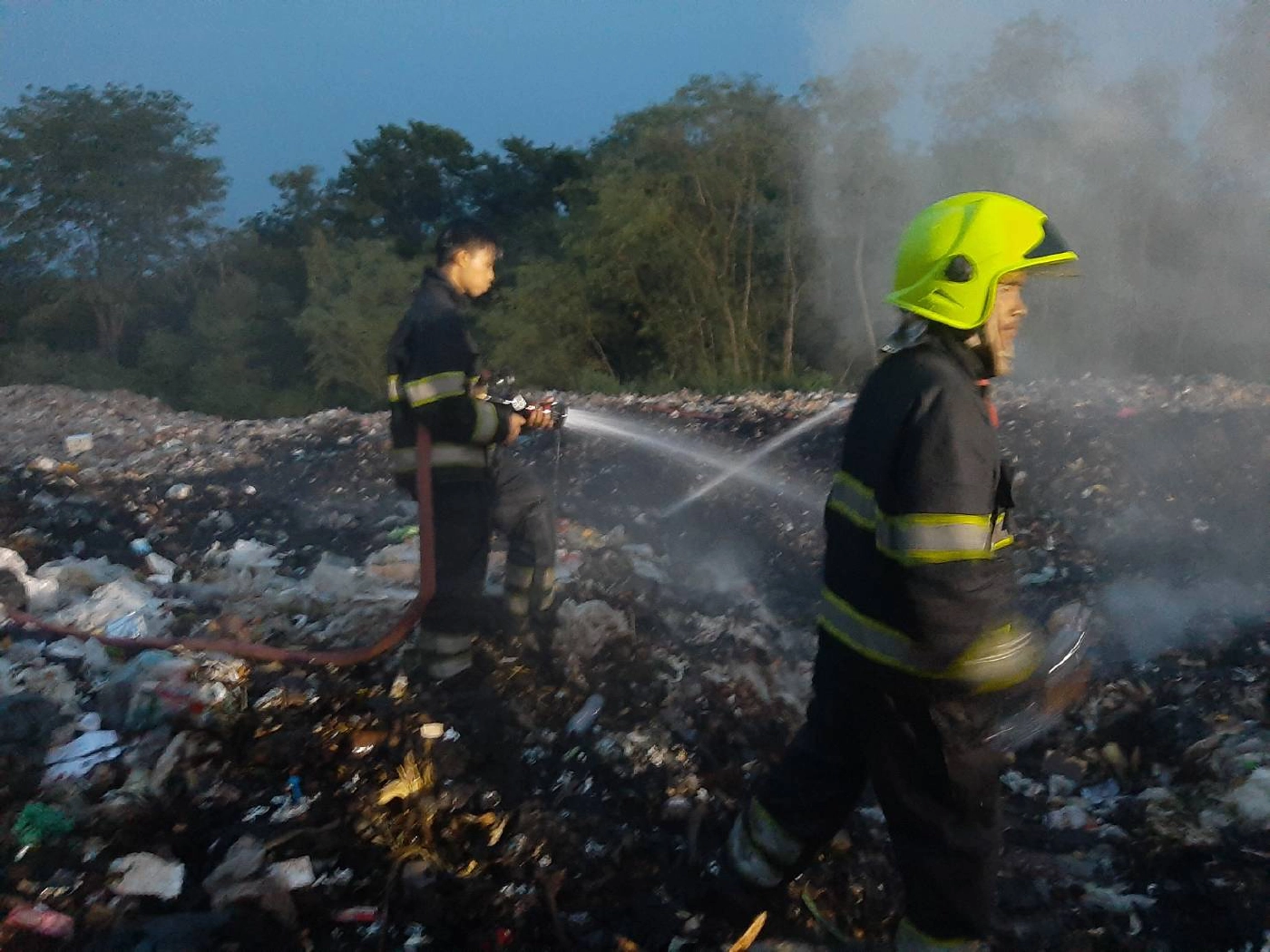 ไฟไหม้บ่อขยะเสิงสาง ลุกลามรุนแรงเบื้องต้นคุมเพลิงได้แล้ว