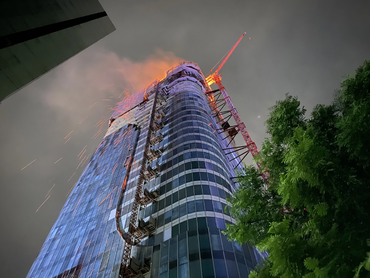 ระทึกกลางดึก ไฟไหม้ดาดฟ้าอาคาร เอส โอเอซิส คุมเพลิงได้แล้ว ไร้ผู้บาดเจ็บ