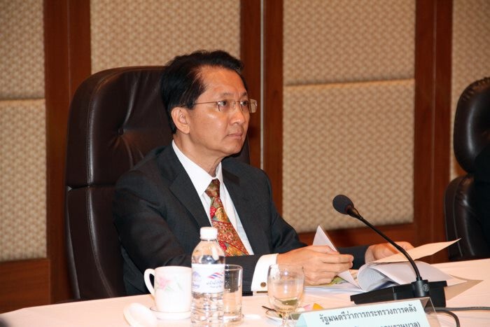 "อดีตขุนคลัง"ไม่เห็นด้วยม็อบพ่นสเปรย์ใส่ชื่อทหารบนอนุสาวรีย์ชัยฯ