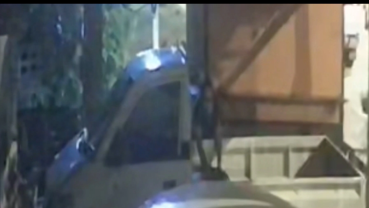 ชาวเน็ตแชร์คลิปโจรหัวล้านลักยางอะไหล่รถยนต์