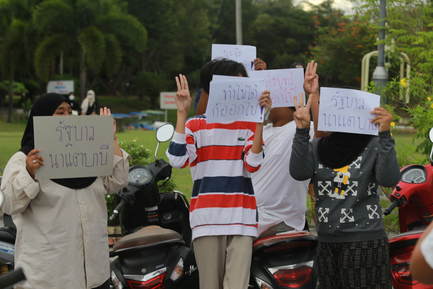 ยะลาทนไม่ไหว จัดขบวนแห่ไล่ "พล.อ.ประยุทธ์" รอบเมือง