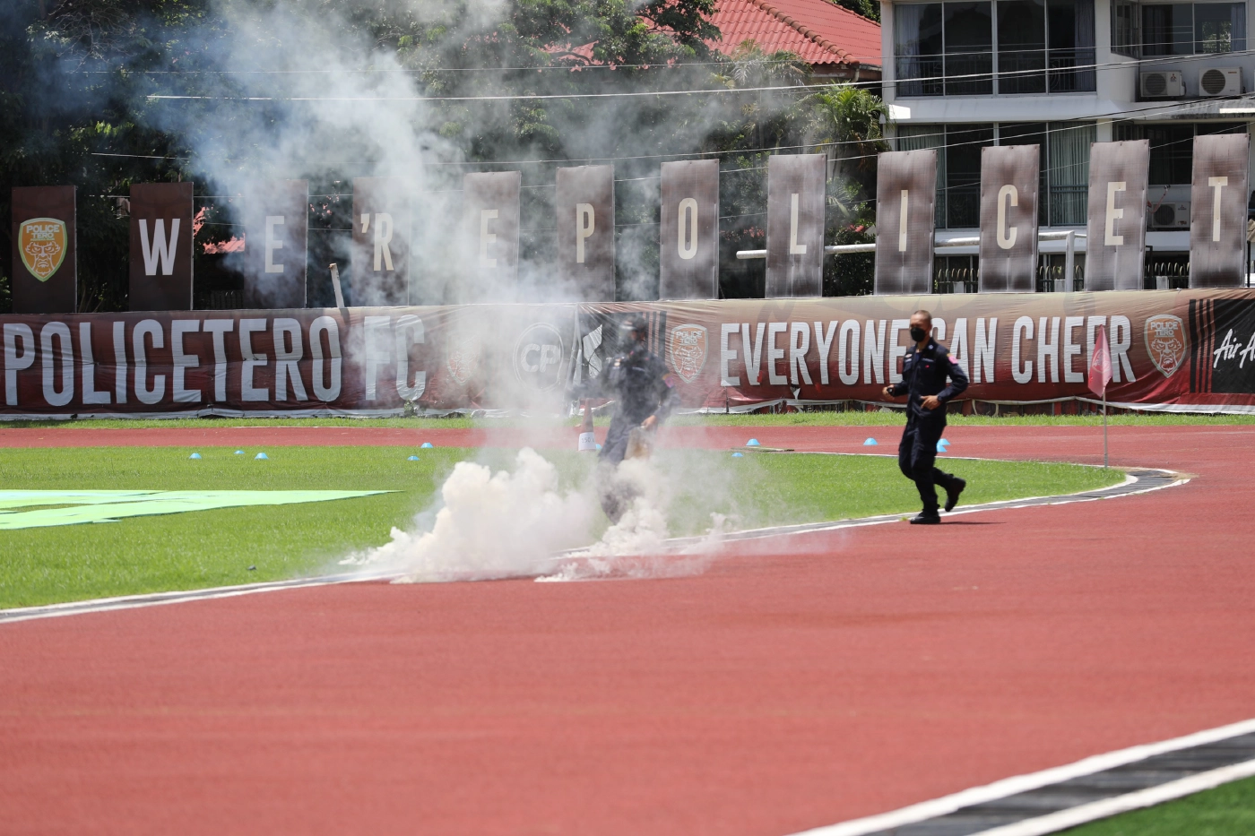 ตร.สาธิตยิงแก๊สน้ำตารับมือม็อบ 