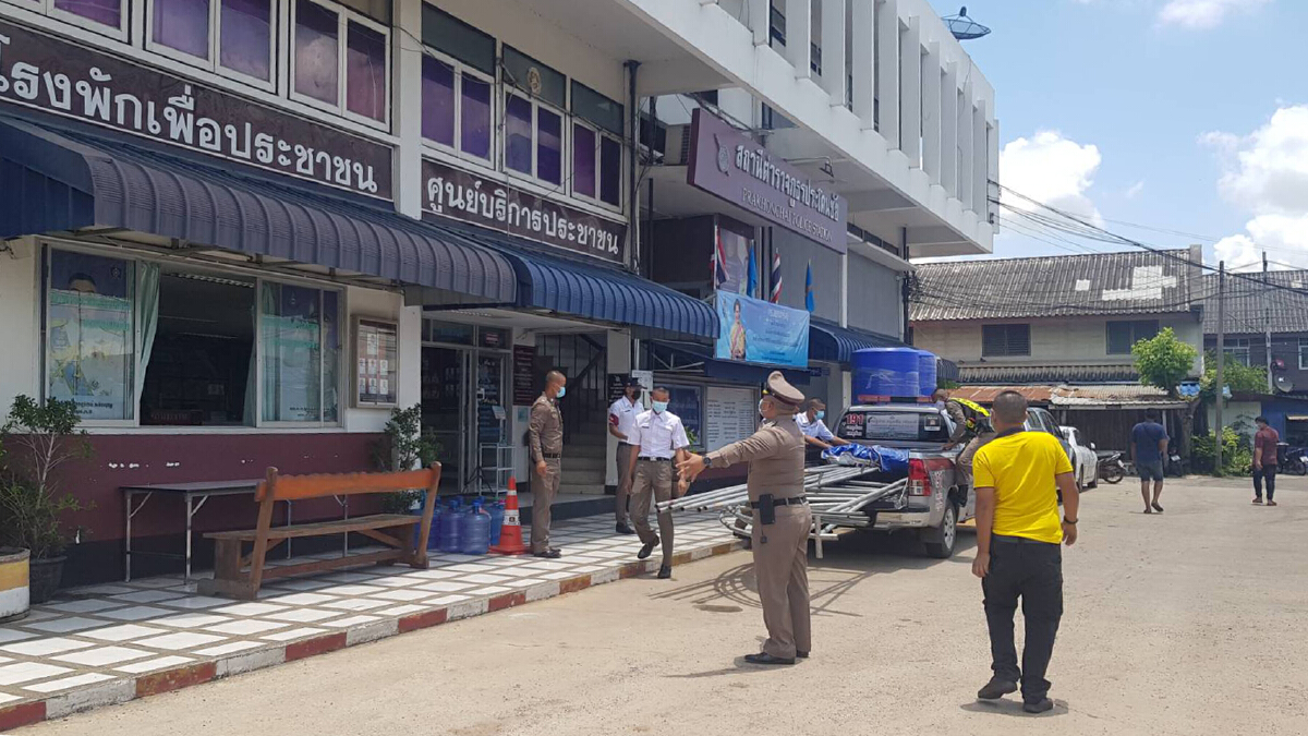ลดความแออัด กางเต็นท์บริการปชช.หน้าโรงพักหลังตำรวจติดโควิด6นาย