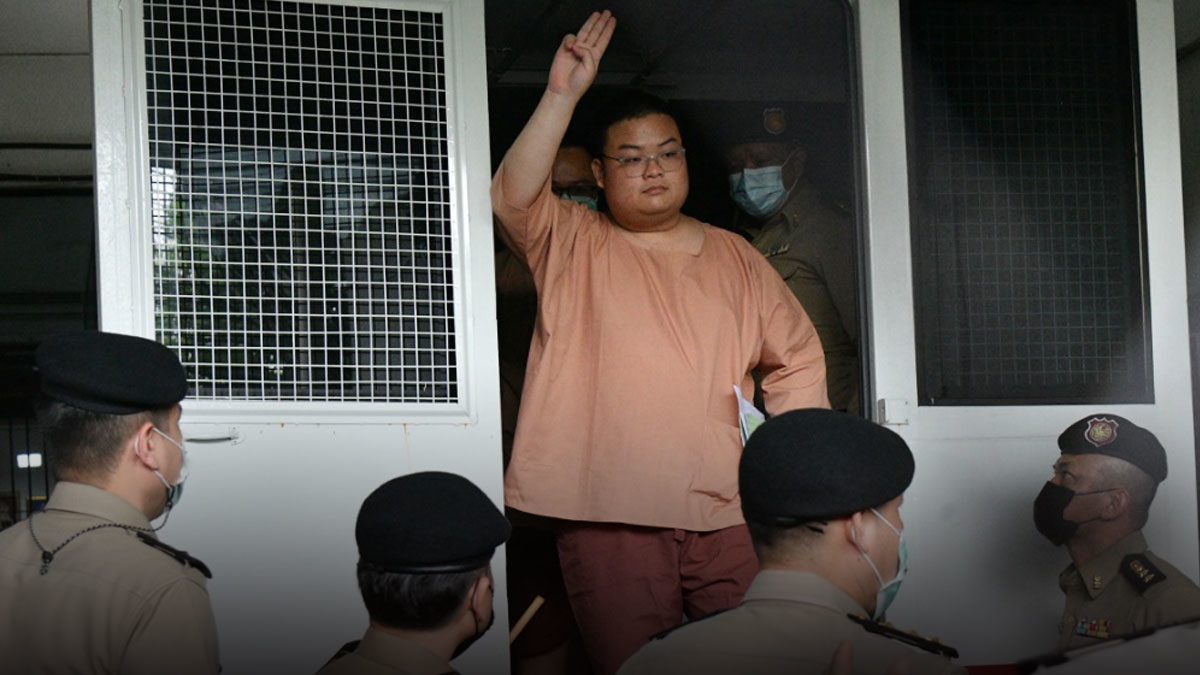 เพนกวิน พริษฐ์ ชิวารักษ์ 