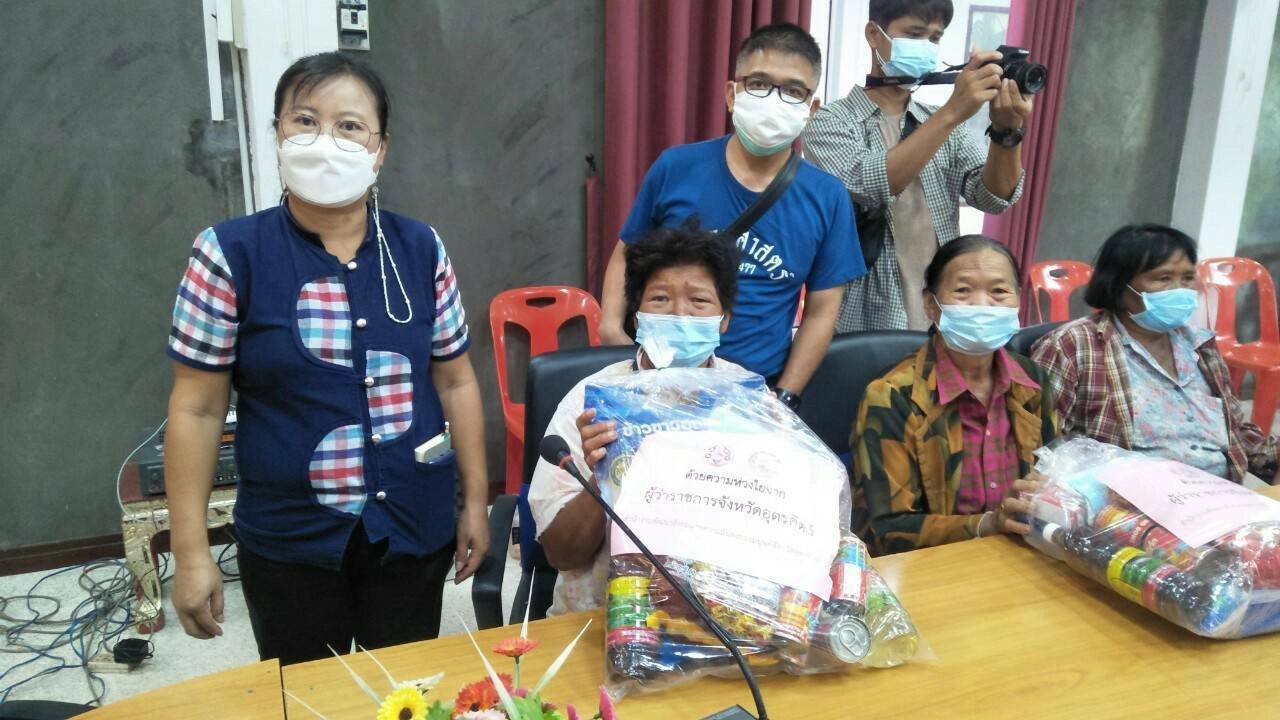 พมจ.อุตรดิตถ์ เดินสาย มอบถุงยังชีพ-สู้ภัยโควิด