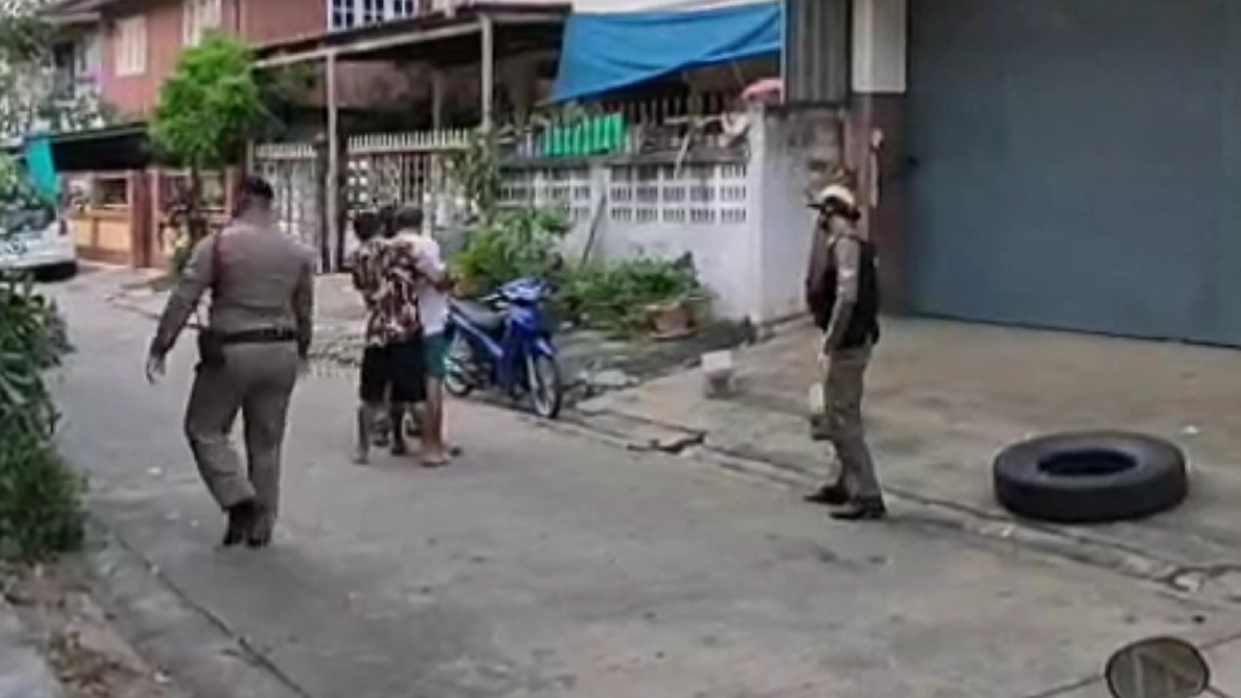 ส่ง 2 พลเมืองดีกักตัว หลังช่วยรวบชายสติเพี้ยนติดโควิดหนีกักตัว