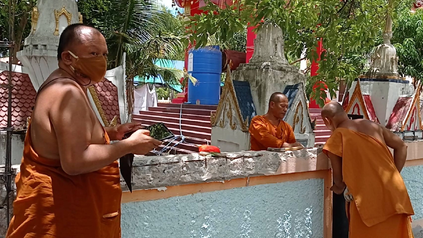 รวมพลังพระ ระดมแรงแข็งขันกันซ่อมแซมกำแพงวัด