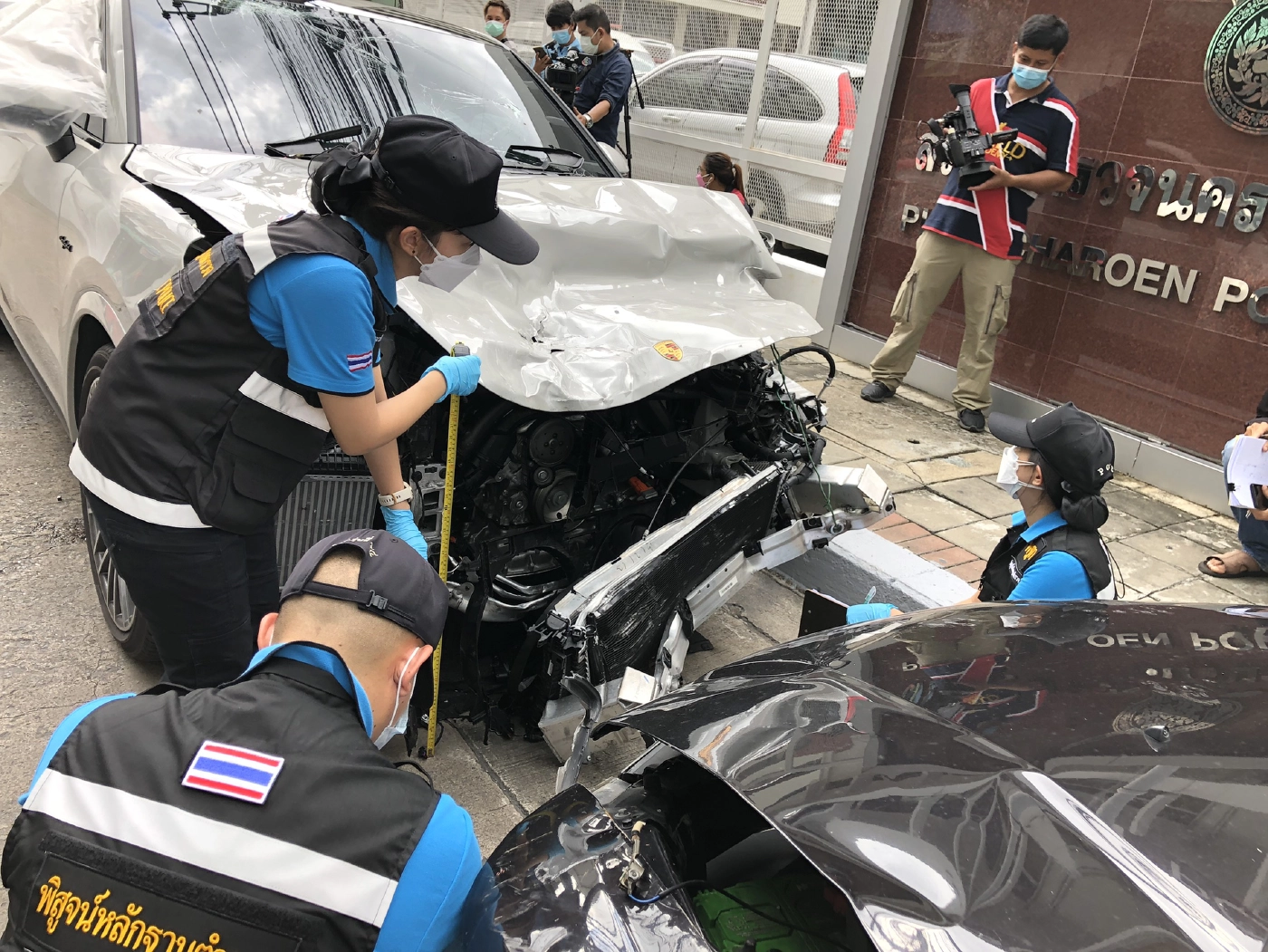 พิสูจน์หลักฐาน ตรวจสภาพรถสองคัน หาทิศทาง-ตำแหน่งขณะพุ่งชน