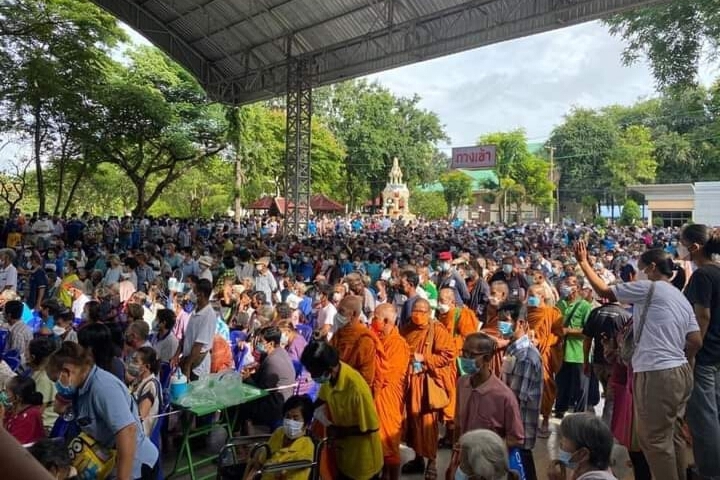 สสจ.เพชรบูรณ์แจงจัดรวมศูนย์ฉีดวัคซีนคนครึ่งหมื่นแน่นหอประชุม