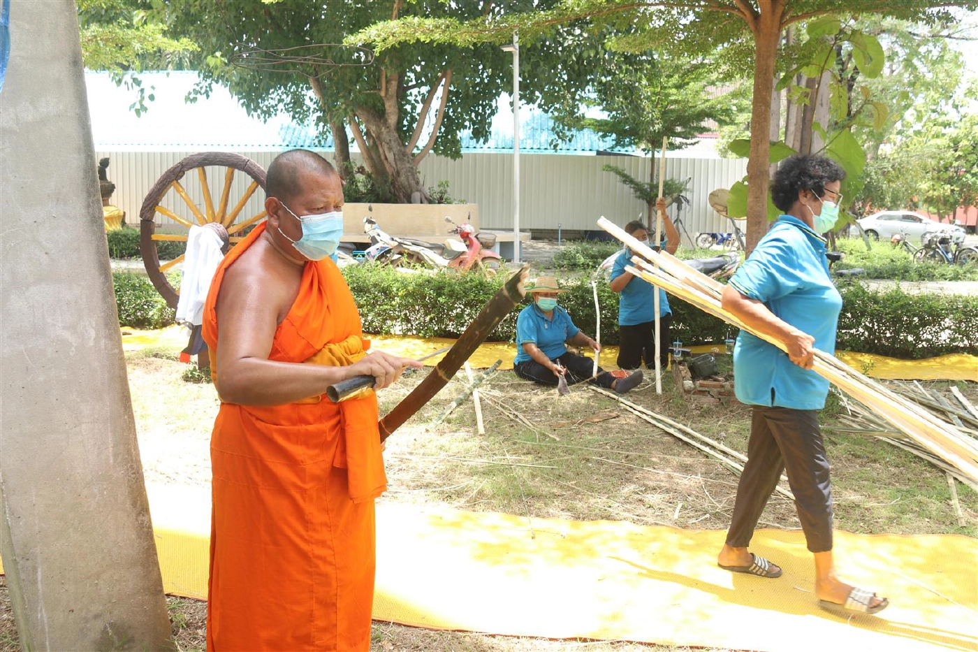 พระวัดวังจิกร่วมทำ"แคร่"เตียงสนามจากไม้ไผ่
