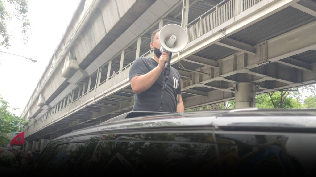 เพนกวิน -ณัชนนท์-ฟ้า พร้อมทนาย เข้ามอบตัว ไฮโซนัท นำมวลชนตามให้กำลังใจ