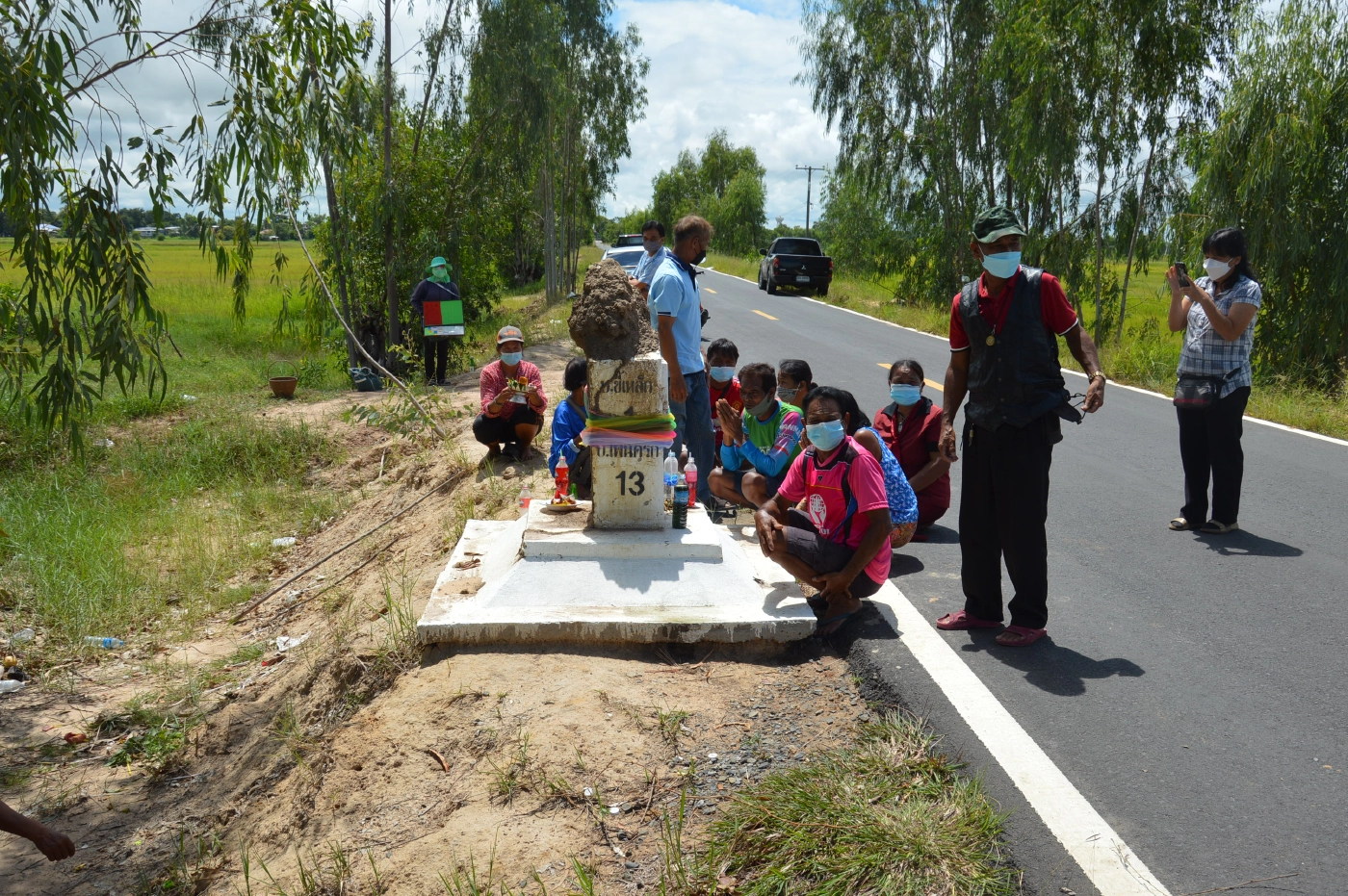 ชาวบ้านแห่ส่องเลขตัวสุดท้ายบนหลักกิโลเมตรจอมปลวก