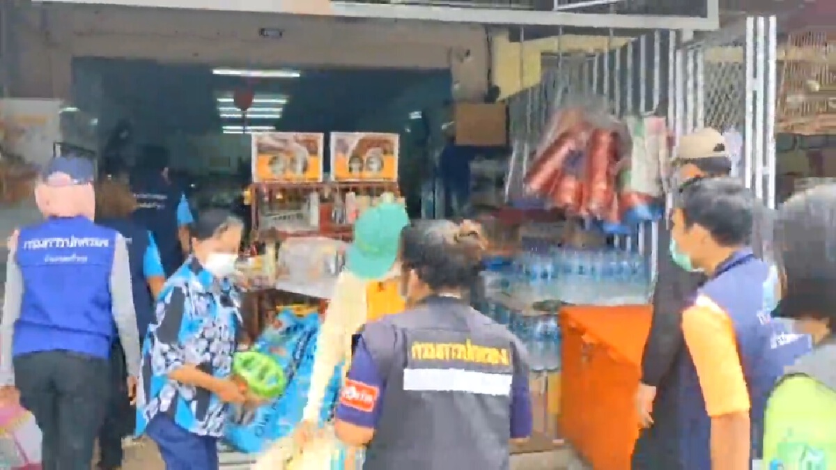 นภอ.ตะกั่วทุ่งนำทีมเคาะประตูบ้านรณรงค์ป้องกันการแพร่ระบาดโควิด-19