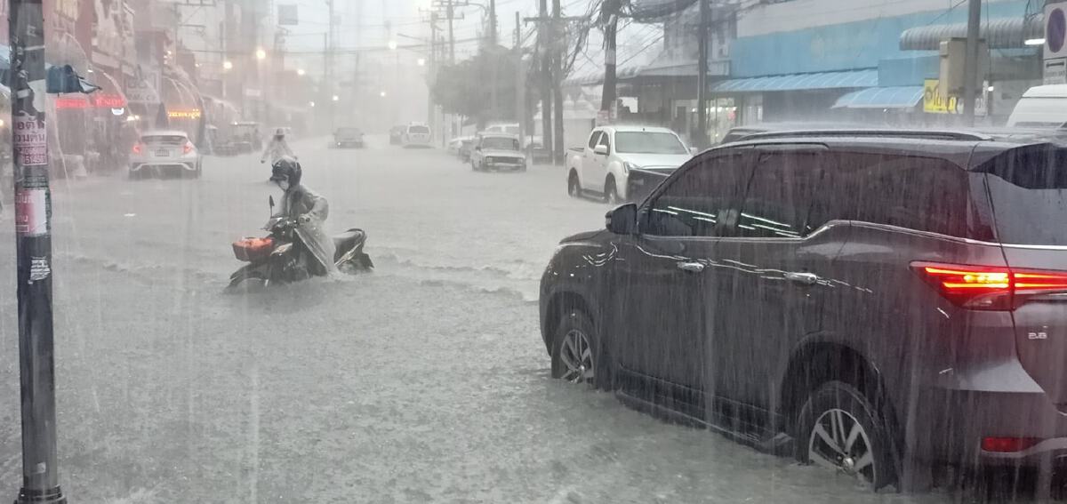 พัทยาอ่วม! หลายพื้นที่จมบาดาลหลังถูกฝนถล่มตั้งแต่เมื่อคืน
