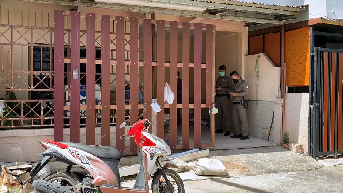 ดับอนาถ!! ช่างซ่อมบ้านพลัดตกหลังคาเสียชีวิตคาที่ต่อหน้าเพื่อนร่วมงาน