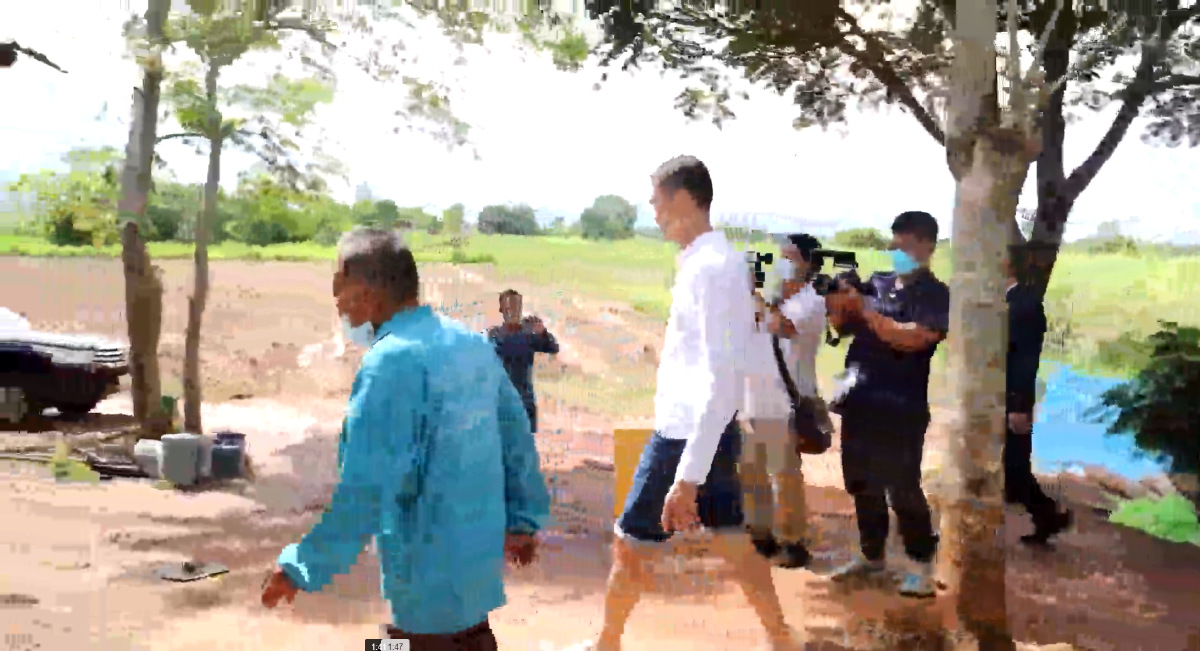 ลูกทรพีขอวัวขายแม่ไม่ให้มีดแทงดับ พ่อเลี้ยงช่วยคว้ามีดฟันหัวลูกตายตาม