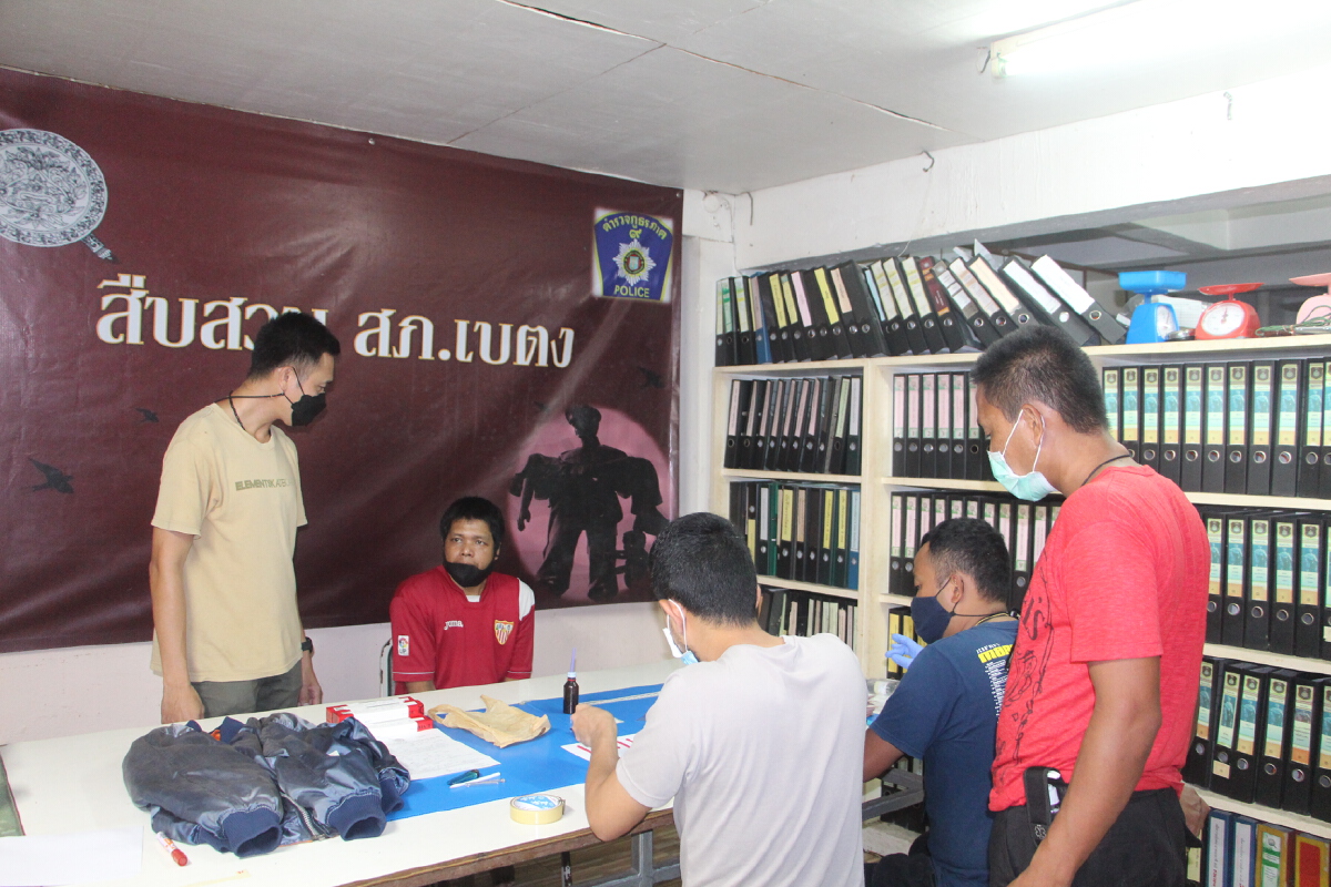 ตร.เบตง บุกจับพ่อค้ายาบ้าคาบ้านพัก พบของกลาง 395 เม็ด