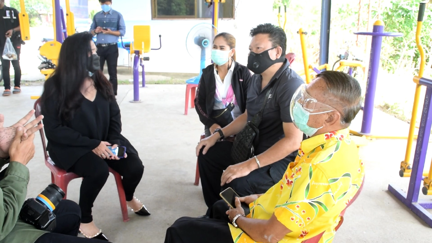 ส.จ.หญิงกรุงเก่านำชาวบ้านทำกับข้าวแจกคนเก็บตัวคนว่างงาน