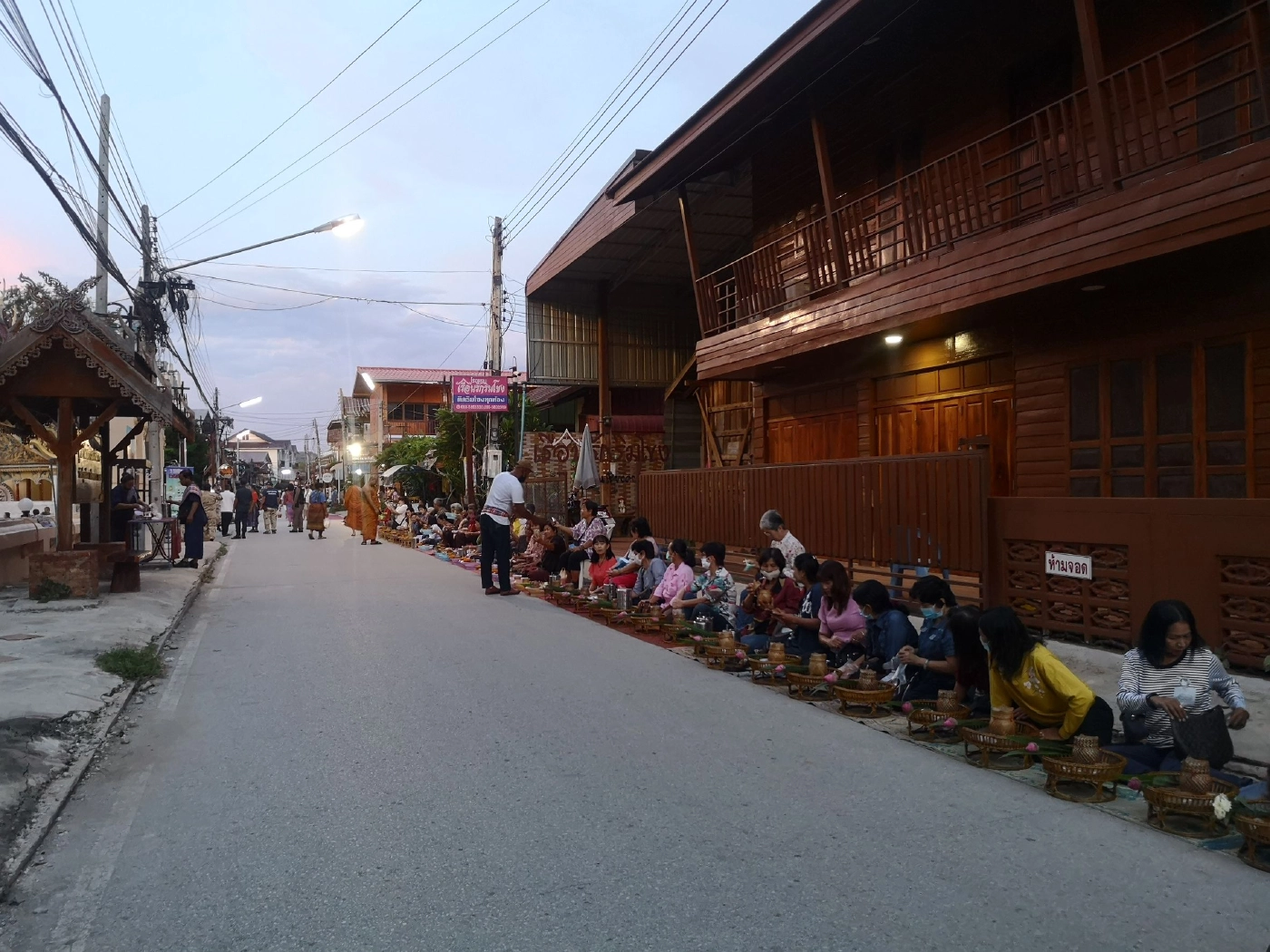 คลัสเตอร์ชาวลาวกระทบพระสงฆ์งดออกบิณฑบาตร