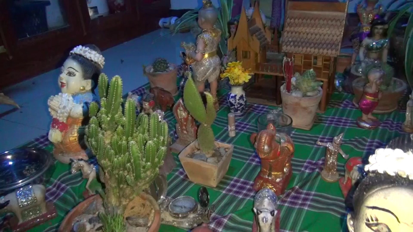 เปิดห้องนอนหนุ่มคลั่งผงะเจออุปกรณ์เสพยา-พระพุทธรูป-กุมารทอง