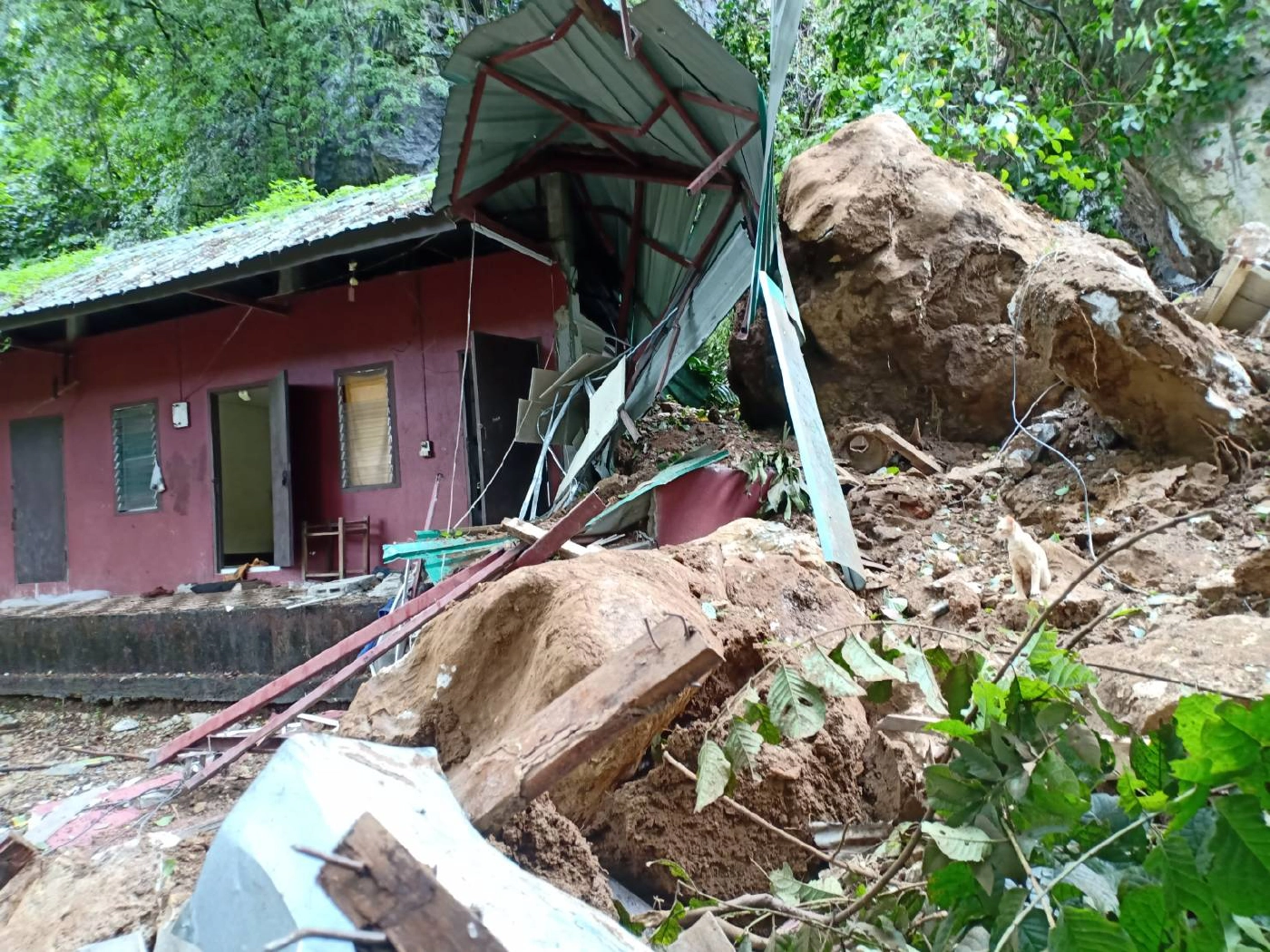 ดินสไลด์ทับเรือนนอนโรงเรียนดอยฮางพังยับ