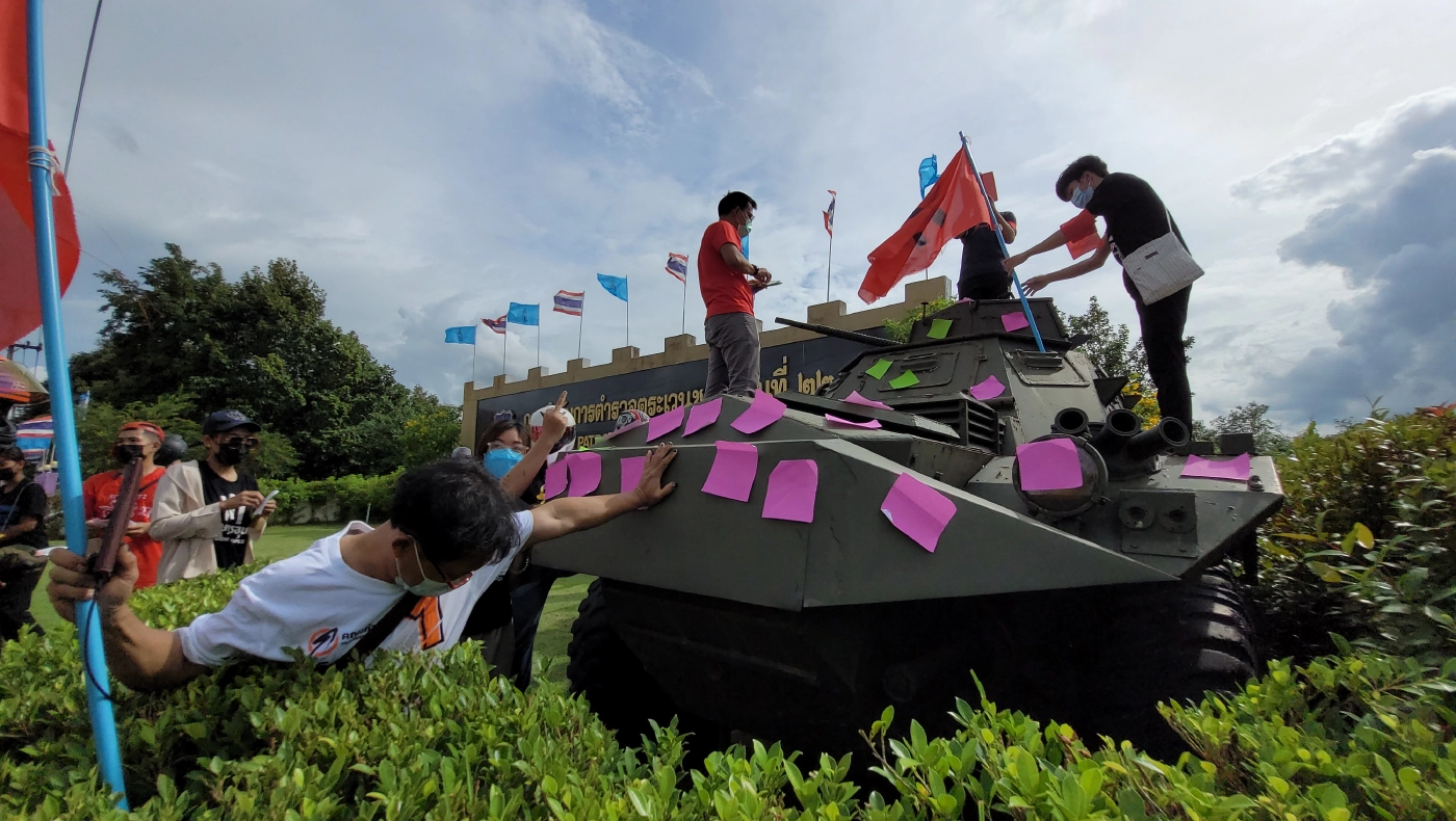 สามนิ้วชุมนุมสี ครม.บาป เรียกร้อง ตร.ทหาร เลิกหนุนเผด็จการ