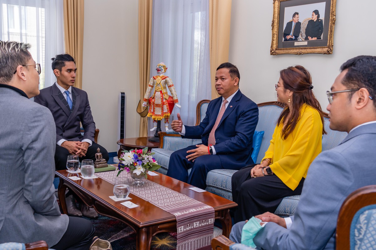 ต้นกล้า นิปุณ เข้าคารวะเอกอัครราชทูต ณ กรุงวอร์ซอ รับเข็มกลัดทูตสันถวไมตรี