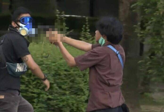 โจ๋ถือปืนในม็อบทะลุแก๊ส​ที่ดินแดง​ดอดเข้ามอบตัว