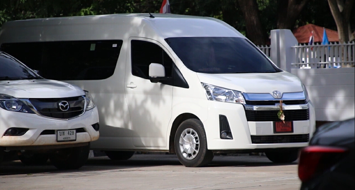 “เสี่ยพล” นั่งรถตู้ป้ายแดงเข้ารับทราบข้อกล่าวหา  “เจตนาฆ่า"