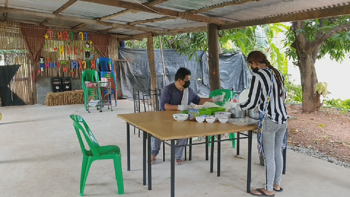 ร้านอาหารป่าลูกค้าหาย หันมาขายก๋วยเตี๋ยว 10 บาท สร้างรายได้ช่วงโควิด