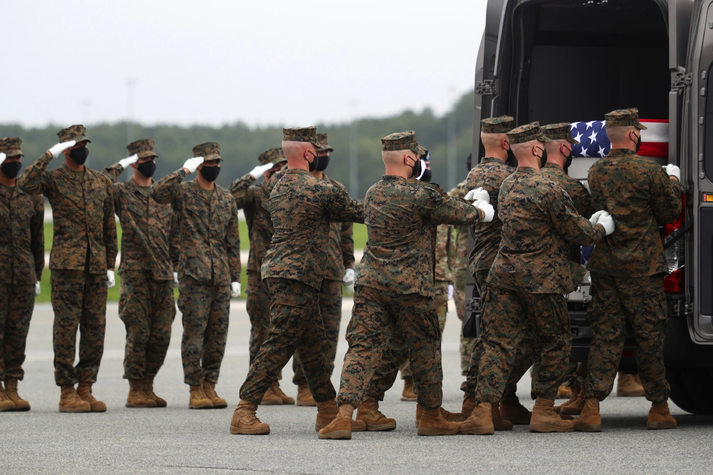 ไบเดนรับศพทหารกลับบ้าน หลังระเบิดพลีชีพที่สนามบินคาบูล