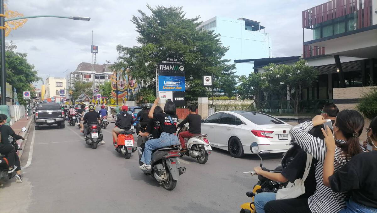 รถนับพันร่วมคาร์ม็อบ-ชู3นิ้วขับไล่“ลุงตู่”