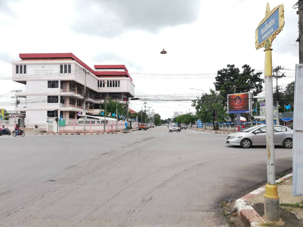 สลด3นักเรียนสาวซิ่งจยย.ฝ่าไฟแดงชนเก๋งกลางแยกดับ 2 เจ็บสาหัส 1