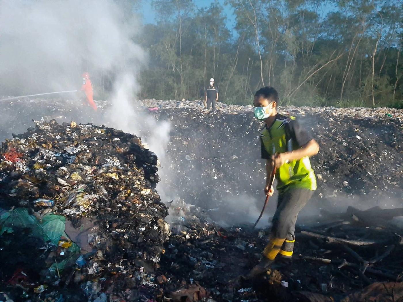 ไฟไหม้บ่อขยะเสิงสาง ลุกลามรุนแรงเบื้องต้นคุมเพลิงได้แล้ว