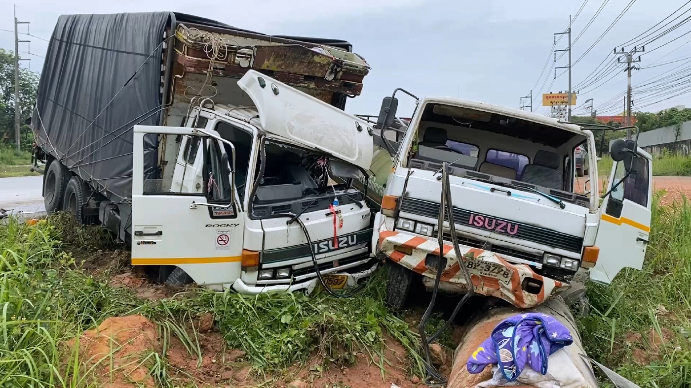 บรรทุกสิบล้อยางระเบิดพุ่งชนรถหกล้อตกคู