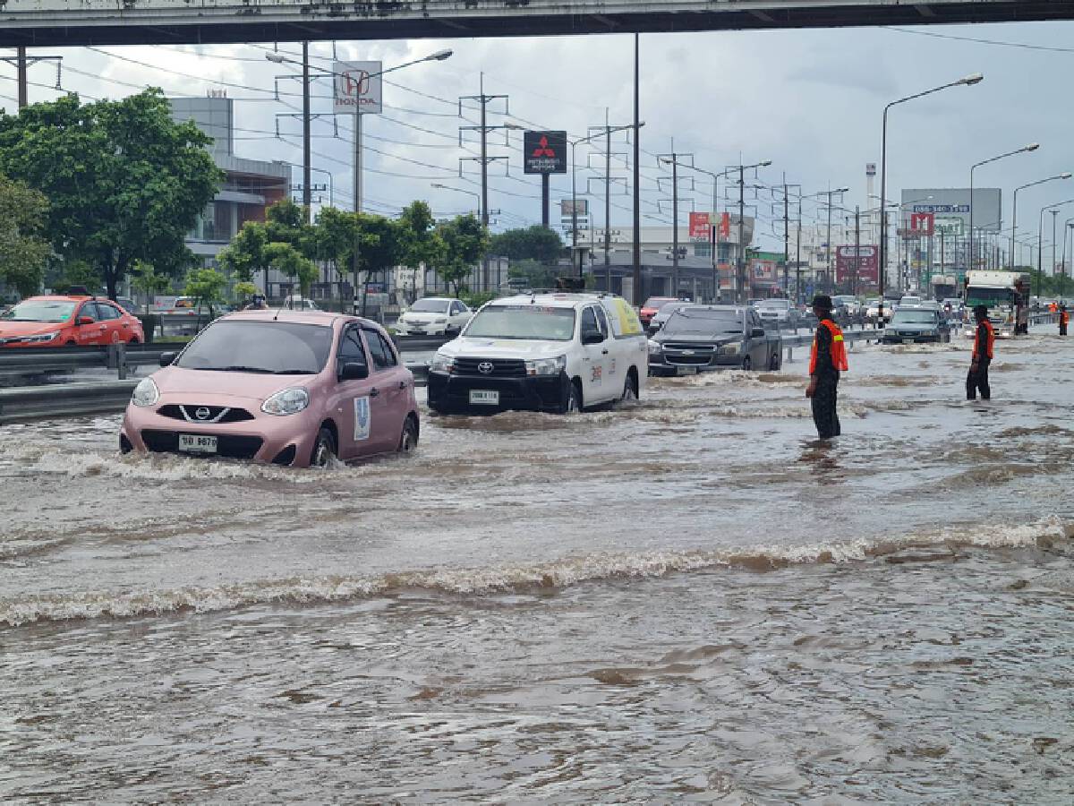 ฝนถล่ม 30 นาที น้ำทะลักท่วมถนนมิตรภาพหน้าตลาดเซฟวัน