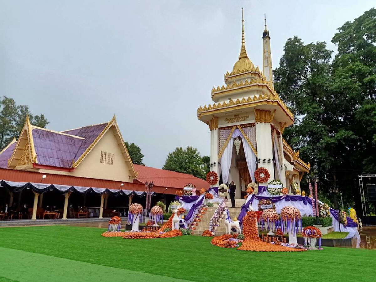 ฮือฮา เจ้าภาพจัดเมรุปันสุข ตกแต่งด้วยบะหมี่-ข้าวสารอาหารแห้ง