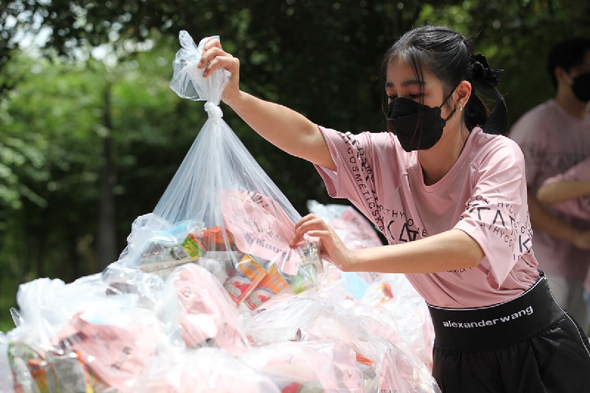 "กระแต อาร์สยาม"  หอบ 1 ล้านช่วยโควิดทำบุญใหญ่ฉลองวันเกิด 34 ปี