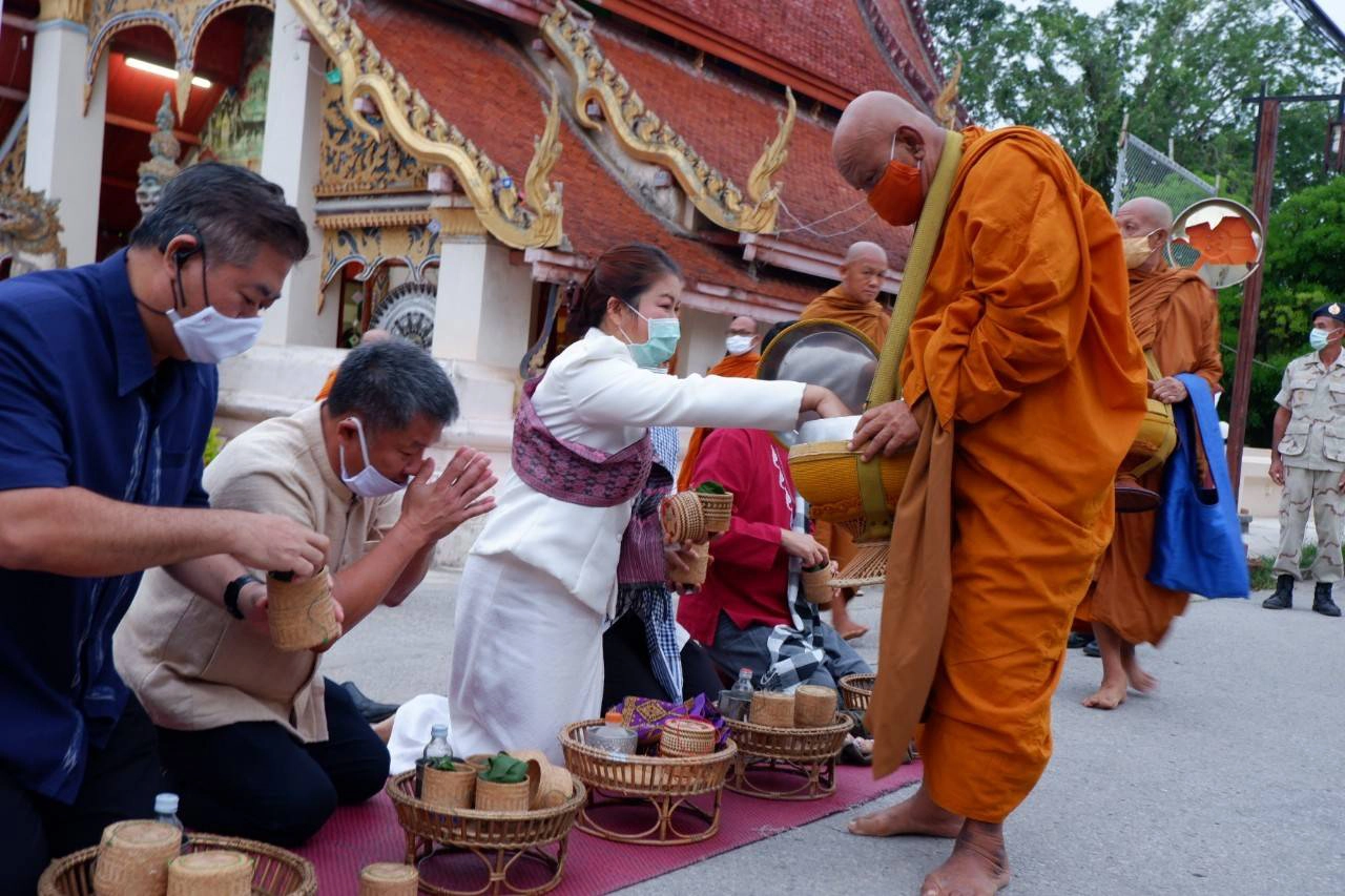 คลัสเตอร์ชาวลาวกระทบพระสงฆ์งดออกบิณฑบาตร
