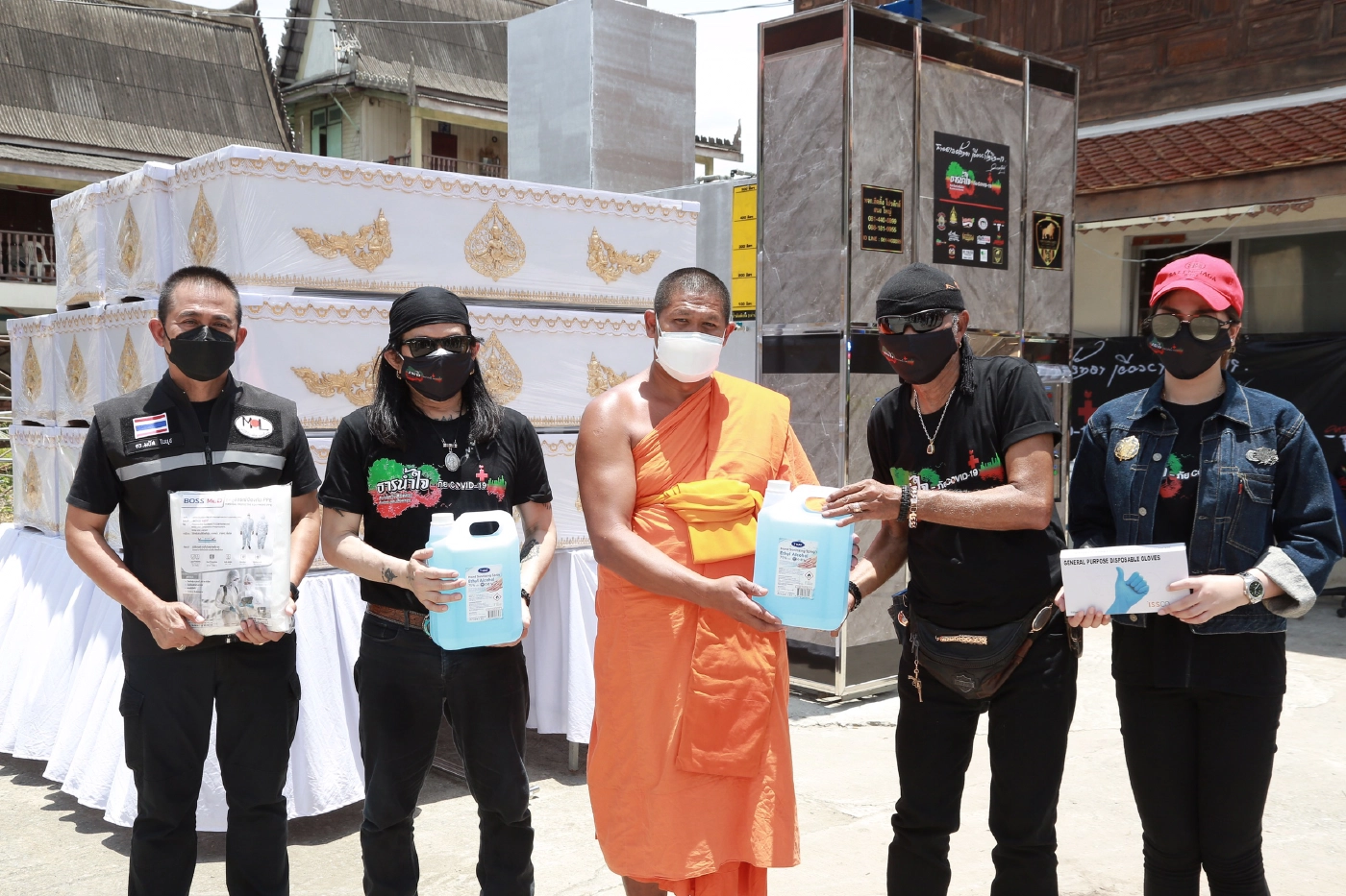 พยัพ คำพันธุ์-อ.ไข่ มาลีฮวนน่า ตัวแทนวงการพระ-เพลง มอบเตาเผาศพ วัดเสาธงหิน