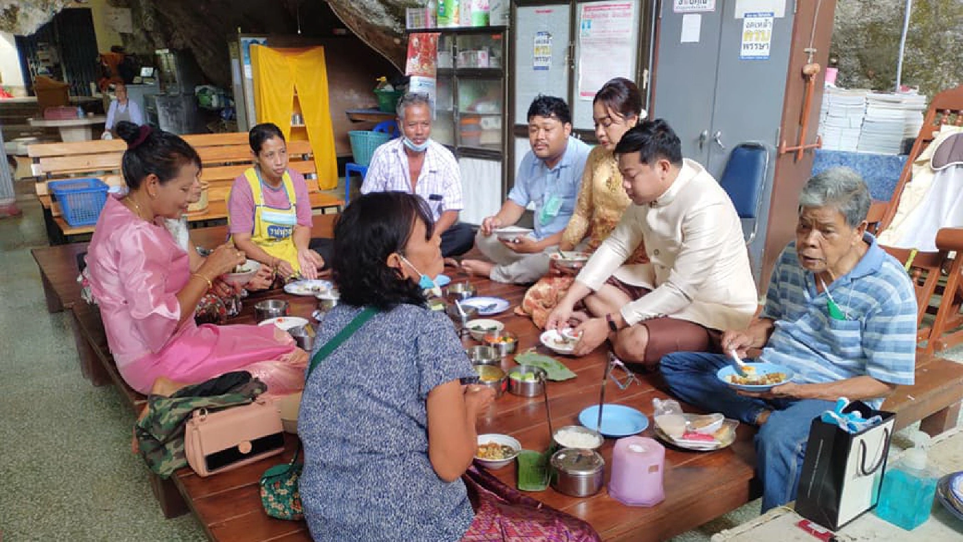 สุดยอดคู่บ่าวสาวแต่งงานในวัด สอดรับยุคโควิด-19