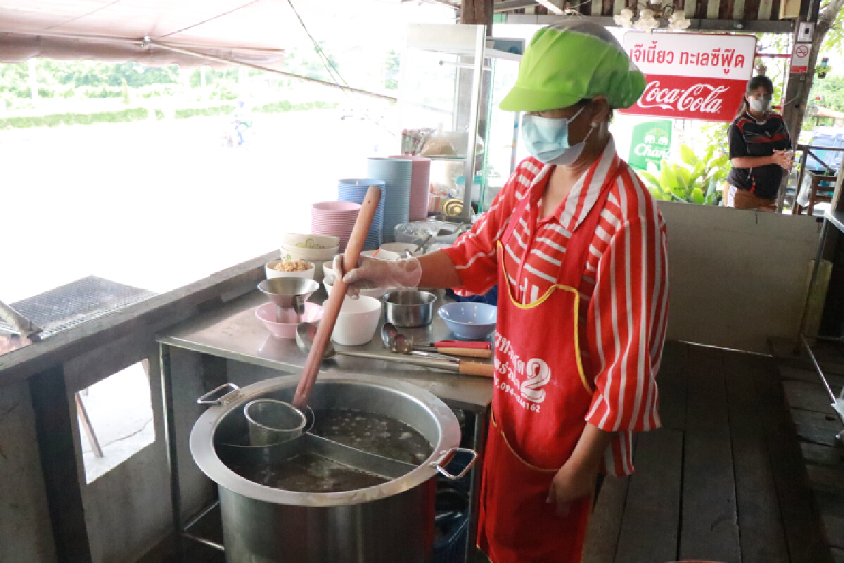 ใจป้ำ!!เจ๊เนี้ยวปรุงก๋วยเตี๋ยวต้มยำรสเด็ดให้ผู้สูงอายุกินฟรี 