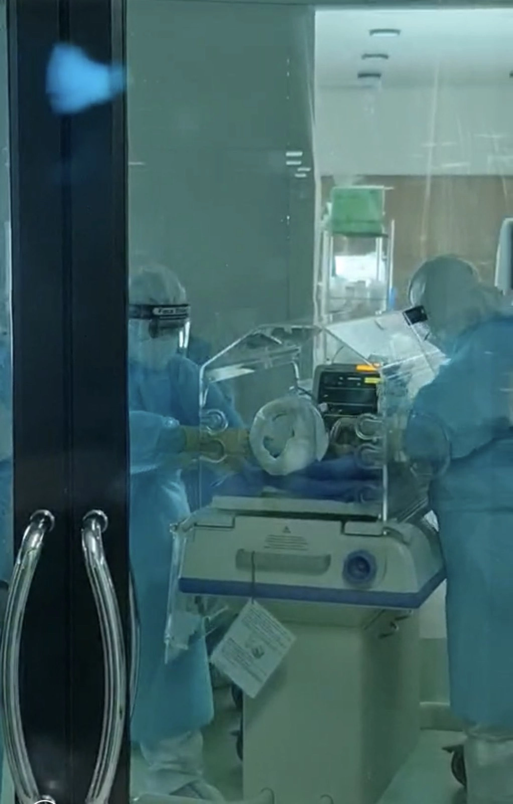 ปฏิบัติการบีบหัวใจหมอ กู้ชีพหญิงตั้งครรภ์ติดโควิดและทารกในภาวะวิกฤติ