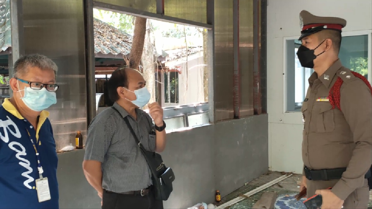 ผงะพบปืนอาก้าซุกไว้ในบ้านร้างเร่งตรวจสอบ
